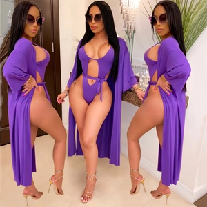 Ensemble violet comprenant un maillot de bain découpé à lacets et un cardigan de plage long