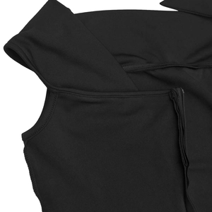 Gros plan sur la robe noire chic à épaules dénudées avec texture de tissu et fermeture éclair