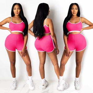 Ensemble de yoga rose pour femmes avec haut court et short à bordures blanches