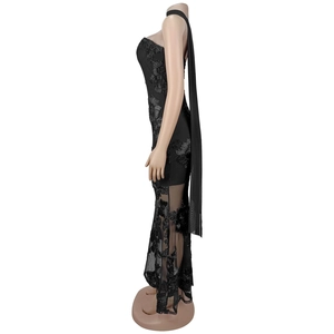 Détail de robe de soirée noire cintrée avec appliques en dentelle et ourlet en tulle