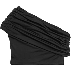 Détail d'un top court noir à une épaule avec texture froncée et tissu élastique soyeux