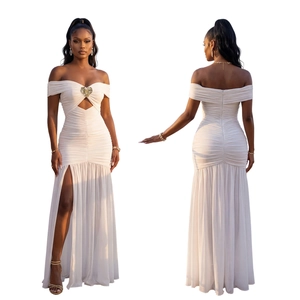 Détails de la robe blanche à épaules dénudées avec boucle cœur dorée et fente haute