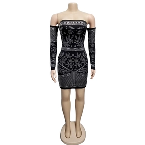 Détail de mini robe bustier noire avec strass argentés et manches séparées assorties