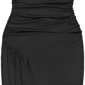 Vue détaillée du tissu noir froncé avec fente haute et drapé élégant pour robe de soirée