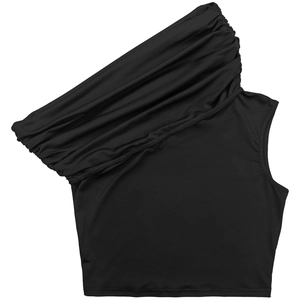Détail du haut noir asymétrique avec des volants drapés spectaculaires et des plis fins