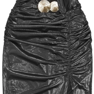 Detail eines schwarzen Glitzerkleides mit Raffung und goldenen Metallschnallen am Bund