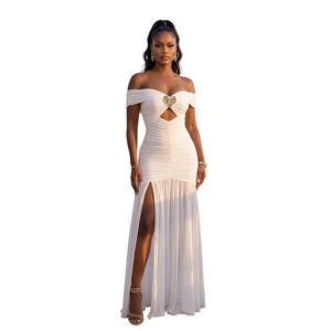 Détail de la robe ivoire à épaules dénudées avec boucle coeur et texture de tissu plissé