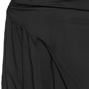 Détail d'une robe en maille noire avec fronces et coutures soignées avec une fente chic