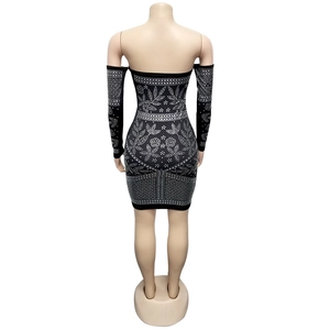 Détail de dos d'une robe bustier moulante noire avec motifs floraux en strass brillants