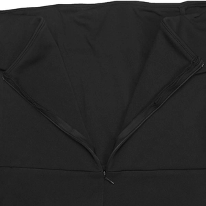 Détail d'une robe élégante à épaules dénudées avec une fermeture éclair invisible noire