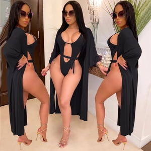 Vue détaillée du bikini une pièce noir sexy avec découpes et son cache-maillot transparent assorti
