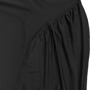 Détail macro du tissu satin noir montrant le drapé plissé et la couture lisse