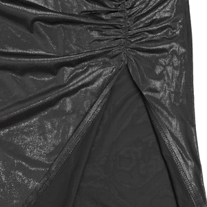 Details des gerafften schwarzen Metallkleides mit Glitzereffekt und hohem Beinschlitz
