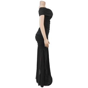 Vue latérale de la robe noire à épaules dénudées avec ourlet sirène en maille transparente