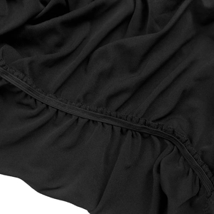 Gros plan du tissu tricoté noir détaillant la texture froncée et la couture élastique