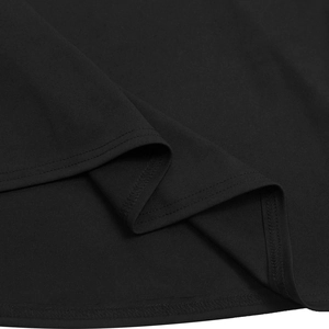 Détail de la double couture et de l'ourlet sur une robe moulante noire à épaules dénudées