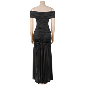 Vue arrière d'une robe maxi noire à épaules dénudées avec des fronces et tulle
