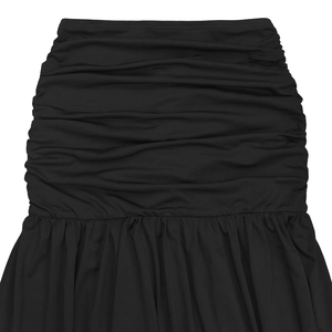 Vue détaillée du tissu en maille noire froncée avec drapé élégant pour jupe femme