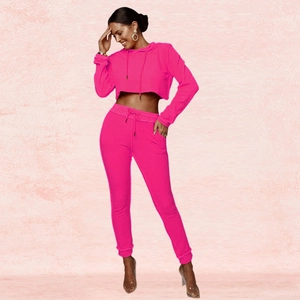 Dettaglio della felpa con cappuccio corta rosa e pantaloni sportivi coordinati con coulisse