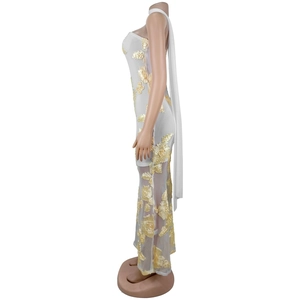 Détail de robe de soirée en tulle blanc avec broderies florales jaunes et ruban au dos