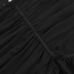 Vue détaillée de la taille élastique et de la texture plissée sur tissu en maille noire