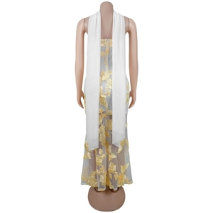Détails de broderie florale et rubans en mousseline sur une robe élégante dos nu