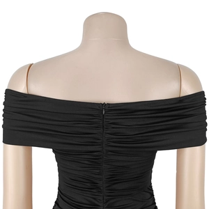 Détail de la fermeture éclair invisible et du tissu froncé sur la robe noire chic
