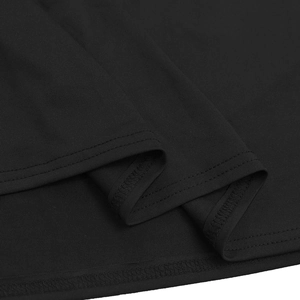Détail de la couture à double aiguille sur tissu noir montrant la texture de qualité
