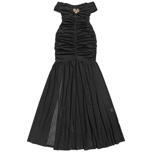 Détail de la boucle papillon dorée sur la robe noire plissée à épaules dénudées