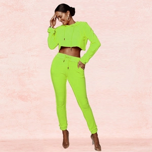 Tuta sportiva due pezzi verde neon con felpa corta con cappuccio e pantaloni coordinati