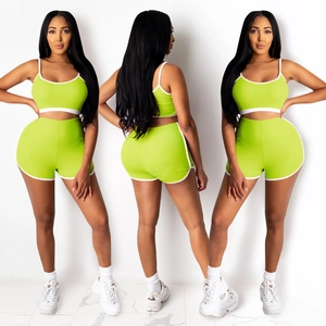 Ensemble de yoga deux pièces pour femmes avec débardeur côtelé vert fluo et short