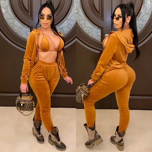 Détails de l'ensemble 3 pièces en velours marron avec sweat à capuche et haut assorti