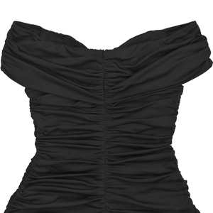 Détail d'une robe noire à épaules dénudées avec plis froncés et tissu texturé