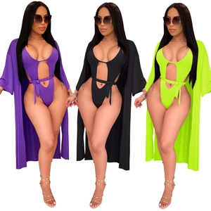 Monokini sexy à découpes en trois couleurs avec ses cache-maillots longs assortis