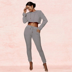 Completo sportivo grigio due pezzi con felpa corta con cappuccio e pantaloni