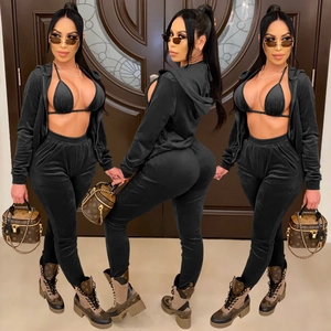 Ensemble trois pièces en velours noir avec veste à capuche zippée et pantalon taille haute