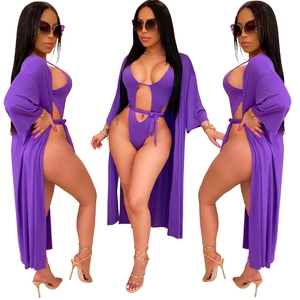 Vue détaillée du monokini violet découpé pour femme et du cardigan de plage assorti