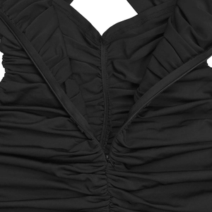 Gros plan détaillé du tissu noir à volants et de la fermeture éclair invisible de la robe