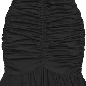 Détail de la robe noire avec design froncé, plis élastiques et ourlet à volants légers