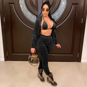 Détails de la texture de l'ensemble hoodie en velours noir avec crop top et jogging