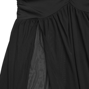 Vue détaillée de la robe en mesh noir montrant les coutures plissées et la fente haute chic