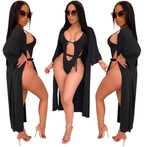 Détail du maillot de bain noir trois pièces avec monokini découpé et paréo long