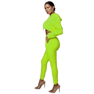 Dettaglio dei pantaloni sportivi aderenti a vita alta in tessuto sportivo verde neon