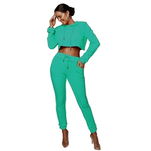 Dettaglio della felpa con cappuccio cropped verde menta e pantaloni jogger coordinati