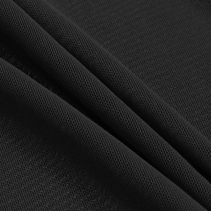 Gros plan sur la texture d'un tissu noir tricoté de haute qualité avec un drapé élégant