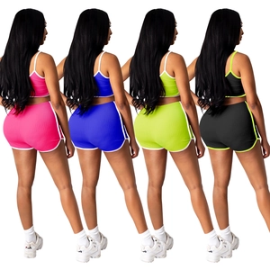 Ensemble de yoga côtelé deux pièces pour femme avec crop top et short taille haute