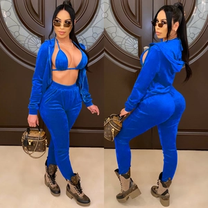 Ensemble trois pièces en velours bleu roi comprenant un sweat à capuche et crop top