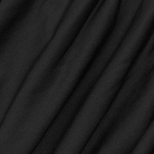 Gros plan sur le tissu en maille côtelée noire montrant la texture fine et flexible
