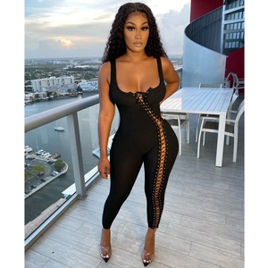 Combinaison noire sans manches à côtes avec laçage sexy sur les côtés et œillets