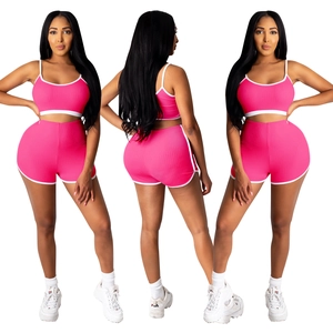 Ensemble de yoga rose avec débardeur court et short aux bordures blanches contrastées